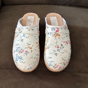 Floral Clogs with Multicolor Design
